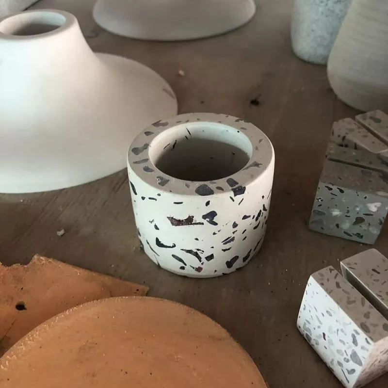 تيرازو أبيض مصنوع يدويًا مع مجاميع ملونة تستخدم في وعاء الشموع وحامل الشموع (4)